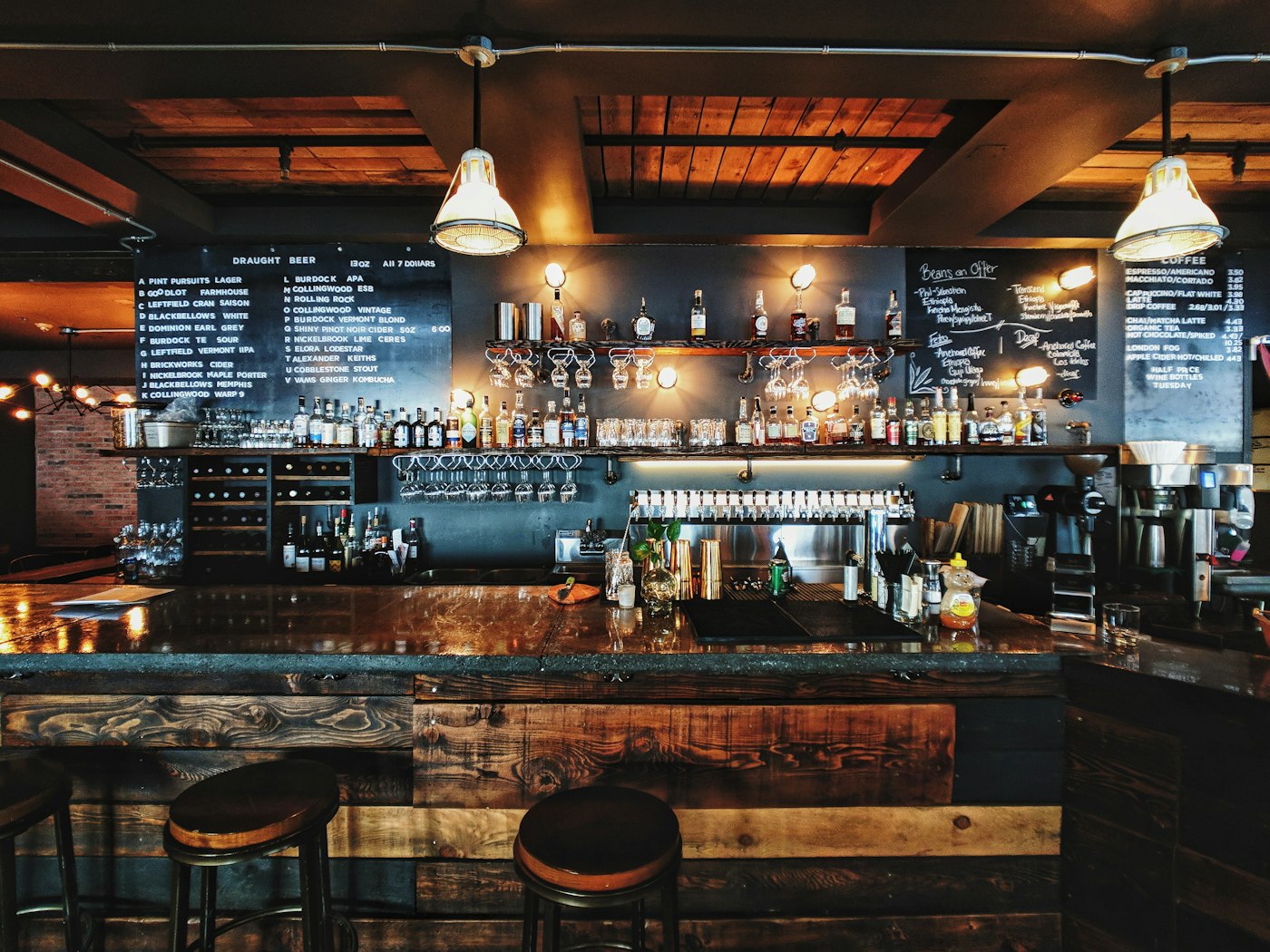 Bar & lounge cu bibliotecă